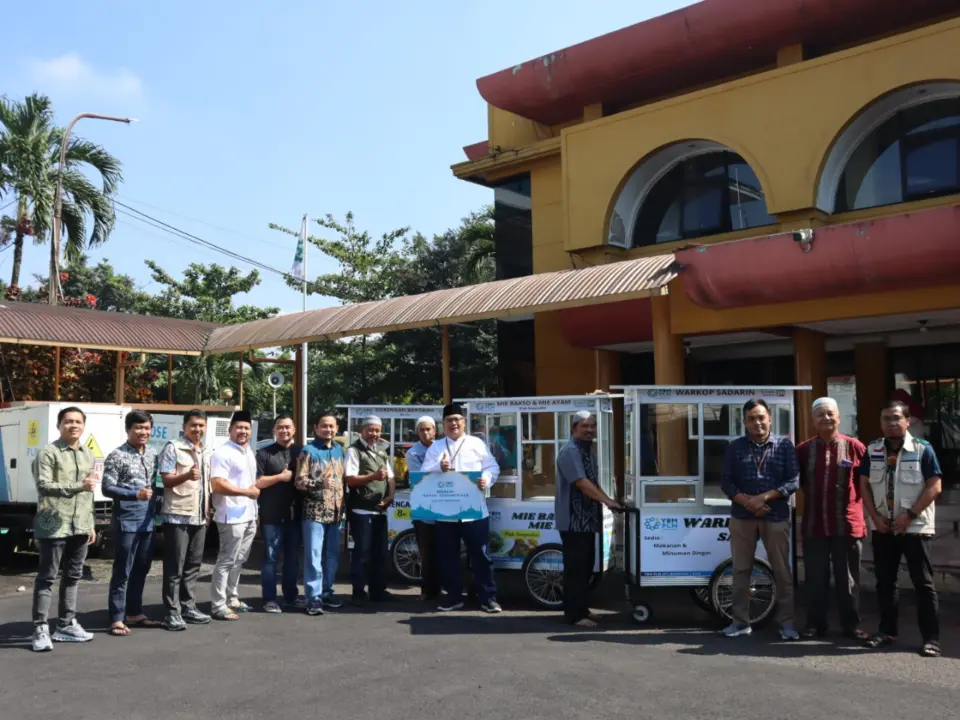 PLN UP3 Bandung Bagikan Santunan Anak Yatim dan Gerobak Usaha untuk UMKM