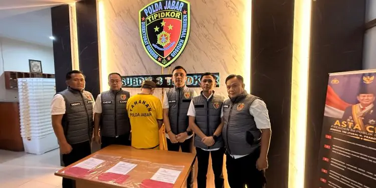 Polda Jawa Barat menggelar konferensi pers pengungkapan kasus dugaan korupsi pengadaan alat uji masker N95 di Balai Besar Tekstil Bandung di Mapolda Jawa Barat, Kamis (18/9/2025).
