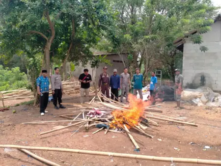 Polsek Cikampek Bongkar Arena Sabung Ayam di Karangsinom Polsek Cikampek Bongkar Arena Sabung Ayam di Karangsinom