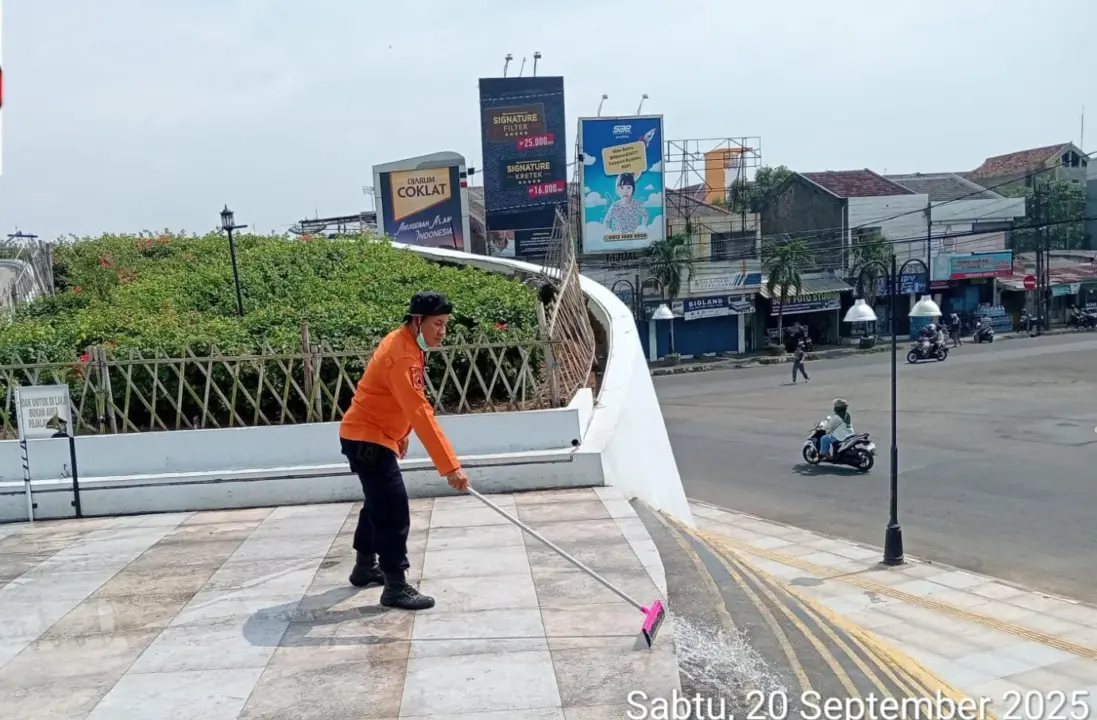 Alun-Alun Karawang Dibersihkan Tim Gabungan, Warga Diminta Ikut Jaga Kebersihan