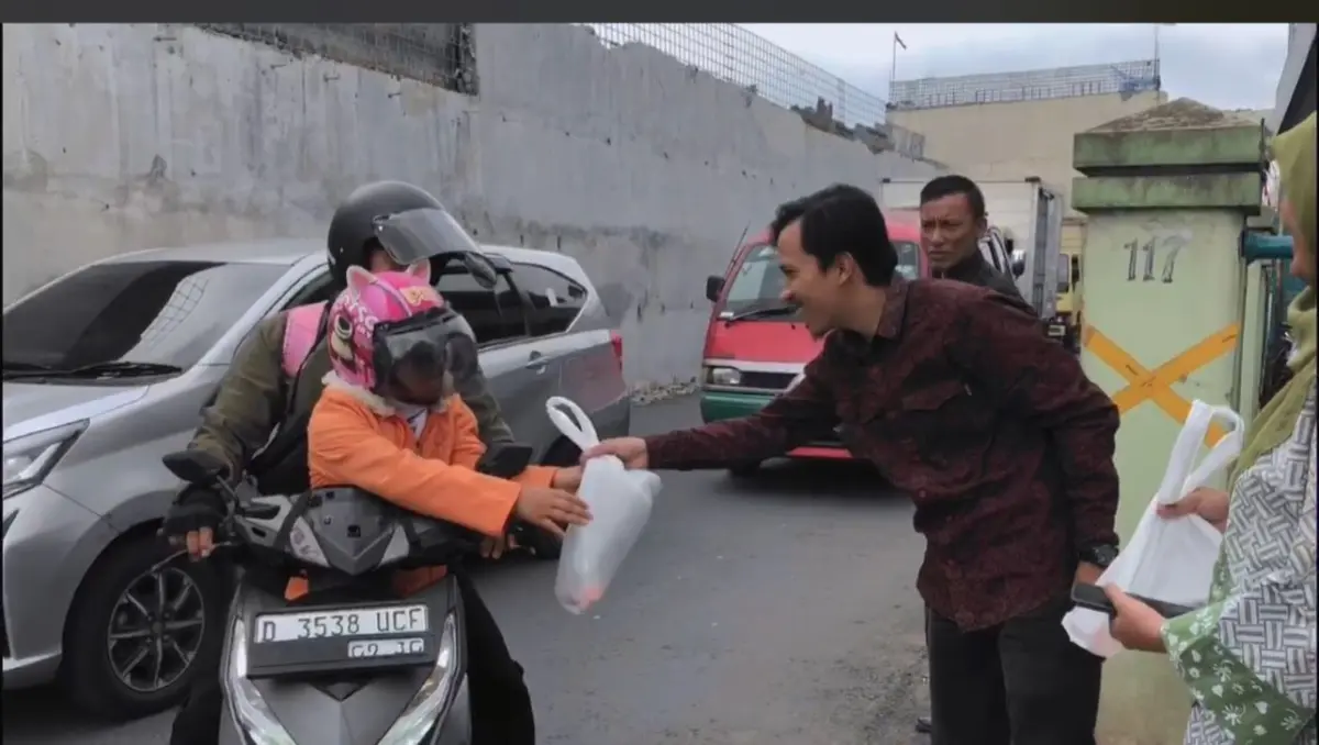 Jumat Berkah, PLN UP3 Bandung Tebar Kepedulian Lewat Bingkisan untuk Warga