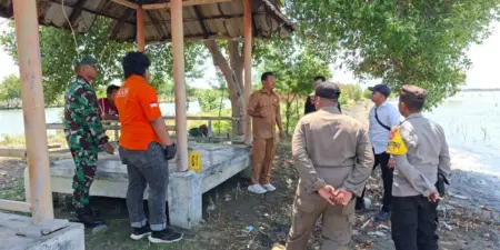 Mayat Pria Gemparkan Warga, Polisi Pastikan Tak Ada Tanda Kekerasan Warga Desa Pabean Ilir, Kecamatan Pasekan, Kabupaten Indramayu menemukan mayat seorang pria Pantai Tiris pada Senin (22/9/2025).