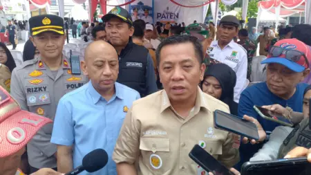 Bupati Karawang Janji Tertibkan Bongkar Muat Beras dan Parkir Liar di Pasar Johar Bupati Karawang Janji Tertibkan Bongkar Muat Beras dan Parkir Liar di Pasar Johar
