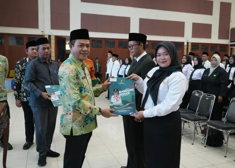 Bupati Bandung Dadang Supriatna melantik 215 Pegawai Pemerintah dengan Perjanjian Kerja (PPPK) Tahap II Formasi Tahun 2024, Kamis (25/9/2025).