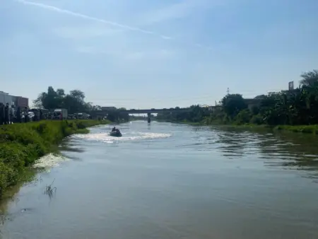 Pelajar SMK di Karawang Nekat Lompat dari Jembatan Badami, Hilang Terbawa Arus Pelajar SMK di Karawang Nekat Lompat dari Jembatan Badami, Hilang Terbawa Arus