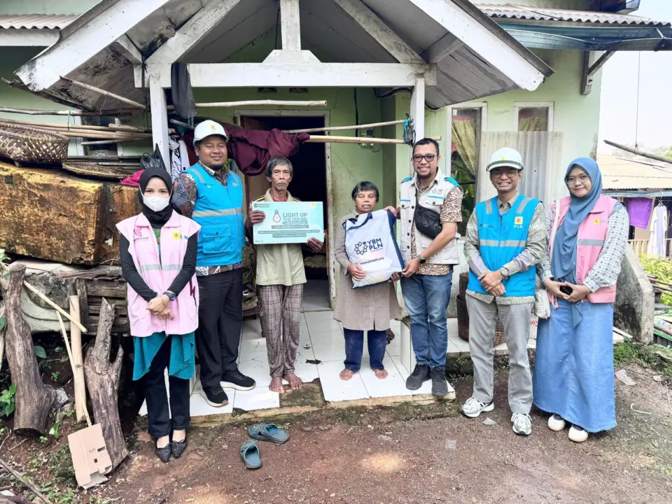 PLN UP3 Bandung Nyalakan Listrik Gratis bagi Warga Kurang Mampu Lewat Program Light Up the Dream
