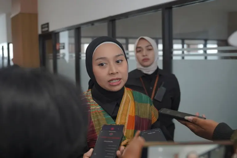 ‎Wakil Bupati Garut Putri Karlina menghadiri agenda Kesepakatan Bersama dengan Dinas Penanaman Modal dan Pelayanan Terpadu Satu Pintu yang digelar di Ruang Rapat Rachman Ruchendar, Mal Pelayanan Publik Kabupaten Garut, Jalan Pembangunan, Kecamatan Tarogong Kidul, Kamis (18/9/2025).