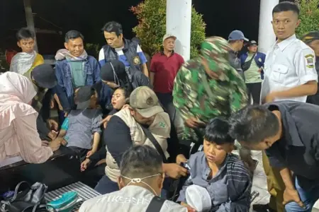 Petugas mengevakuasi para siswa yang mengalami keracunan setelah mengonsumsi makanan program Makan Bergizi Gratis (MBG) di Cipongkor, Kabupaten Bandung Barat, Senin (22/9/2025). (istimewa)