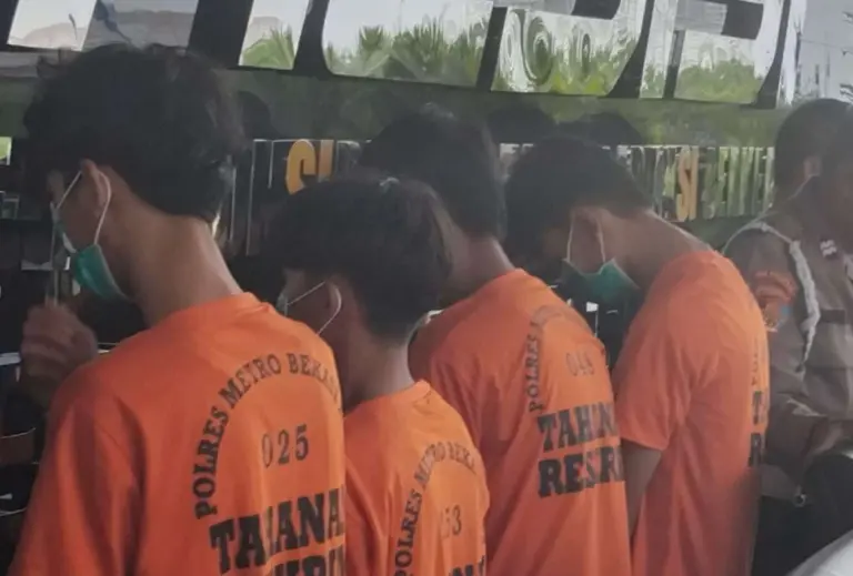 Polres Metro Bekasi Kota menangkap empat pelaku tawuran antar geng yang mengakibatkan satu korban meninggal dunia. (istimewa)