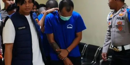 Kabur dari Polisi, Pelaku Pencurian Nyebur ke Sawah Komplotan pencuri gabah padi dan peralatan sekolah di Pangandaran berhasil dibekuk polisi.