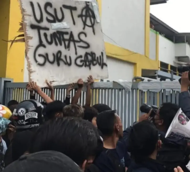 Siswa dan alumni SMK Pasundan 2 Kota Bandung menggelar aksi di depan sekolah mereka di Jalan Pelita Raya, Kecamatan Andir, Rabu (24/9/2025). (istimewa)