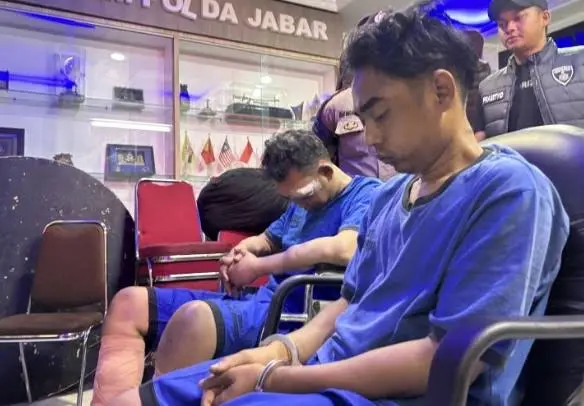 Pelaku pembunuhan satu keluarga di Indramayu diperlihatkan dalam jumpa pers di Mapolda Jabar, Selasa (9/9/2025). (istimewa)