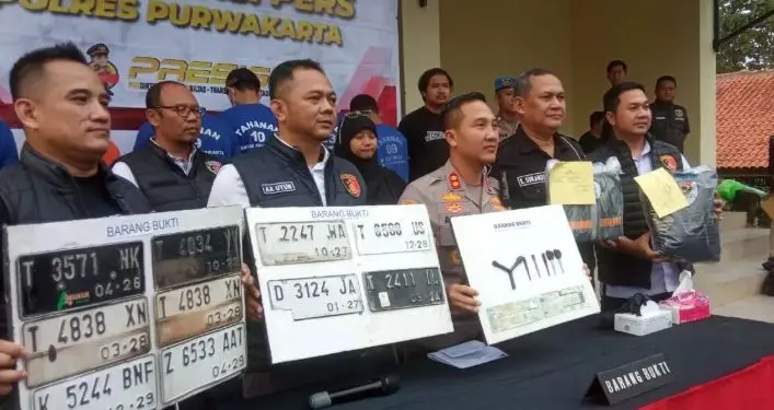 Polres Purwakarta mengadakan jumpa pers pengungkapan kasus sindikat pencurian kendaraan bermotor di Mapolres Purwakarta, Kamis (25/9/2025). (istimewa)