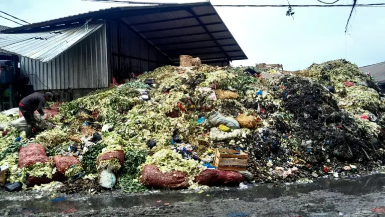 215 tahun berdiri, sampah dan banjir selalu menjadi masalah utama Kota Bandung