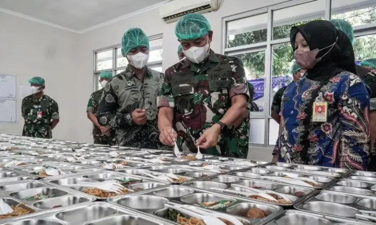 Panglima TNI Jenderal Agus Subiyanto meninjau Satuan Pelayanan Pemenuhan Gizi (SPPG) di Boyolali, Jawa Tengah, Jumat (26/9/2025). (istimewa)