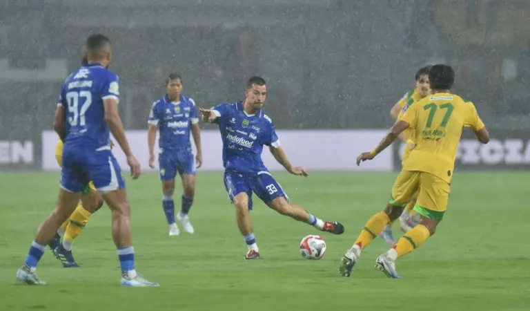 Susunan Pemain Persita Tangerang vs Persib Bandung, Adam Przybek Debut Pemain Persib Bandung Thom Haye