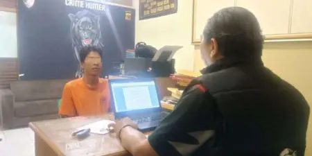 Petugas kepolisian memeriksa K (47), warga Kecamatan Sukaresmi, Kabupaten Garut, pelaku pencurian dengan kekerasan.