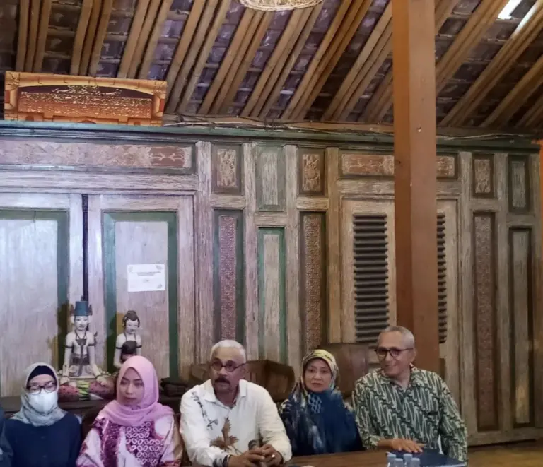 Istri diplomat muda Kementerian Luar Negeri Arya Daru Pangayunan, Meta Ayu Puspitantri mengadakan jumpa pers di Yogyakarta, Sabtu (27/9/2025). (istimewa)