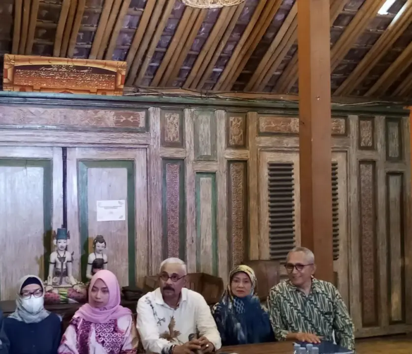 Istri diplomat muda Kementerian Luar Negeri Arya Daru Pangayunan, Meta Ayu Puspitantri mengadakan jumpa pers di Yogyakarta, Sabtu (27/9/2025). (istimewa)