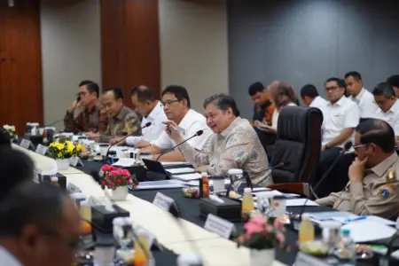 Menteri Koordinator Perekonomian Airlangga Hartarto saat menggelar rapat di kantor Kementerian Koordinator Bidang Perekonomian, Jakarta, Senin (22/9/2025). (source: Kemenko Perekonomian)