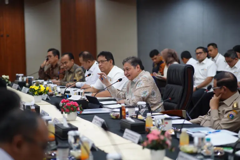 Menteri Koordinator Perekonomian Airlangga Hartarto saat menggelar rapat di kantor Kementerian Koordinator Bidang Perekonomian, Jakarta, Senin (22/9/2025). (source: Kemenko Perekonomian)