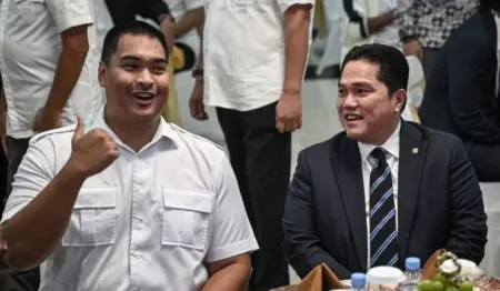 Tegas, Erick Thohir Bakal Prioritaskan Seluruh Cabor Menteri Pemuda dan Olahraga Erick Thohir bersama mantan Menpora Dito Ariotedjo, saat acara Serah Terima Jabatan Menteri Pemuda dan Olahraga di Jakarta, Kamis (18/9/2025). (istimewa)