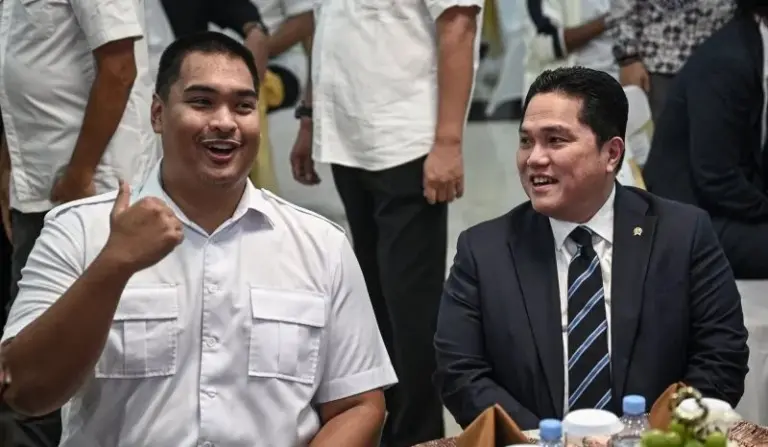 Menteri Pemuda dan Olahraga Erick Thohir bersama mantan Menpora Dito Ariotedjo, saat acara Serah Terima Jabatan Menteri Pemuda dan Olahraga di Jakarta, Kamis (18/9/2025). (istimewa)
