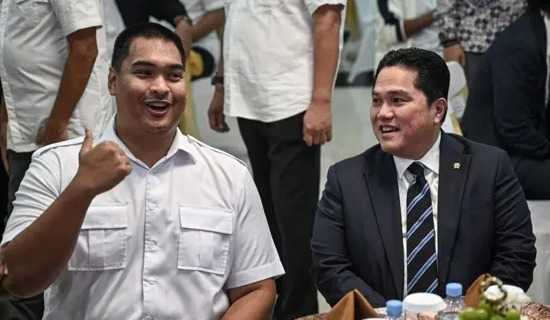 Menteri Pemuda dan Olahraga Erick Thohir bersama mantan Menpora Dito Ariotedjo, saat acara Serah Terima Jabatan Menteri Pemuda dan Olahraga di Jakarta, Kamis (18/9/2025). (istimewa)
