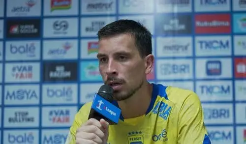Thom Haye saat jumpa pers pasca laga di Stadion Kapten I Wayan Dipta, Bali, Sabtu (27/9/2025). (persib.co.id)