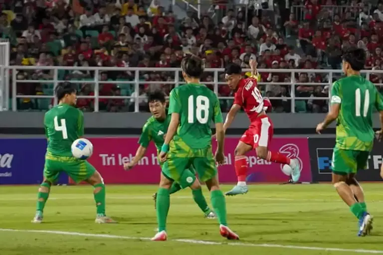 Pemain Indonesia U23 Arkhan Fikri saat menghadapi Makau di Gelora Delta Sidoarjo, Sabtu (6/9/2025). (istimewa)