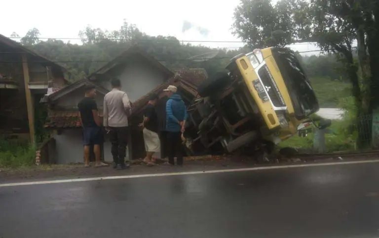 Truk terguling usai menghindari pemotor di Jalan Cibeureum, Kampung Cibeureum, Desa Sirnagalih, Kecamatan Cisurupan, Kabupaten Garut, Jumat (12/9/2025). (istimewa)