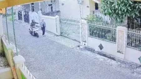 Polisi Kejar Pelaku Pelecehan di Kawasan Karyamulya Aksi begal payudara di kawasan Kelurahan Karyamulya, Kota Cirebon, terekam kamera pengawas atau CCTV.