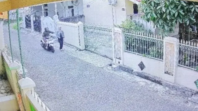 Aksi begal payudara di kawasan Kelurahan Karyamulya, Kota Cirebon, terekam kamera pengawas atau CCTV.