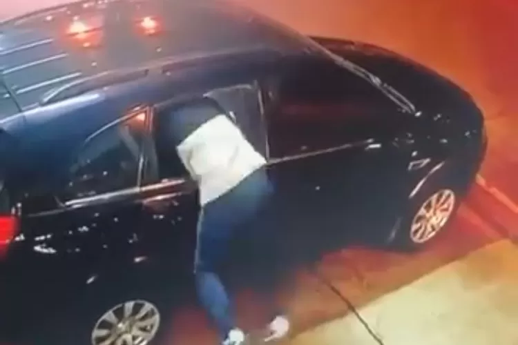 Aksi pelaku pencurian dengan modus pecah kaca di Jalan Gading Tutuka, Desa Parungserab, Kecamatan Soreang, Kabupaten Bandung, Kamis (16/10) malam, terekam kamera pengawas.