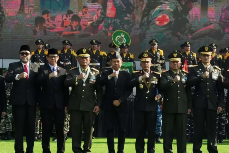 Gubernur Jawa Barat Dedi Mulyadi menghadiri Upacara Militer, Parade, dan Defile Peringatan HUT ke-80 TNI di Lapangan Makodam III/Siliwangi, Kota Bandung, Minggu (5/10/2025). (istimewa)