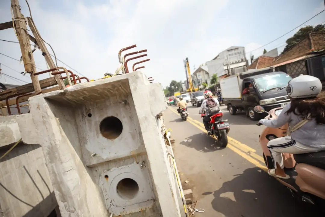 Pengerjaan proyek pembangunan Flyover Nurtanio yang menjadi penghubung antara Jalan Dr Abdul Rachman Saleh dan Jalan L.M.U. Nurtanio. (istimewa)