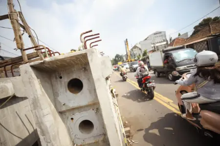 Pembangunan Flyover Nurtanio Dipercepat, Sejumlah Ruas Jalan Ditutup Pengerjaan proyek pembangunan Flyover Nurtanio yang menjadi penghubung antara Jalan Dr Abdul Rachman Saleh dan Jalan L.M.U. Nurtanio. (istimewa)