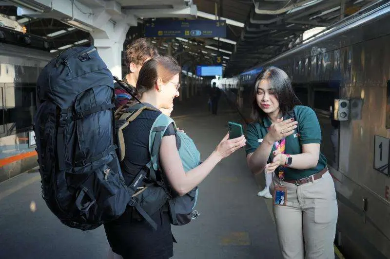 Sebanyak 59.125 wisatawan mancanegara telah menggunakan layanan kereta api dari wilayah Daerah Operasi 2 Bandung pada periode Januari hingga September 2025. (Humas Daop 2 Bandung)