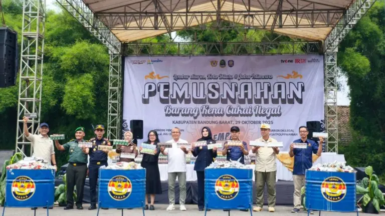 Pemprov Jabar dan Bea Cukai Musnahkan BKC Ilegal Pemerintah Provinsi Jawa Barat bersama Kantor Wilayah Direktorat Jenderal Bea dan Cukai Jawa Barat melakukan pemusnahan barang kena cukai ilegal di kawasan Kota Baru Parahyangan, Padalarang, Kabupaten Bandung Barat, Rabu (29/10/2025).