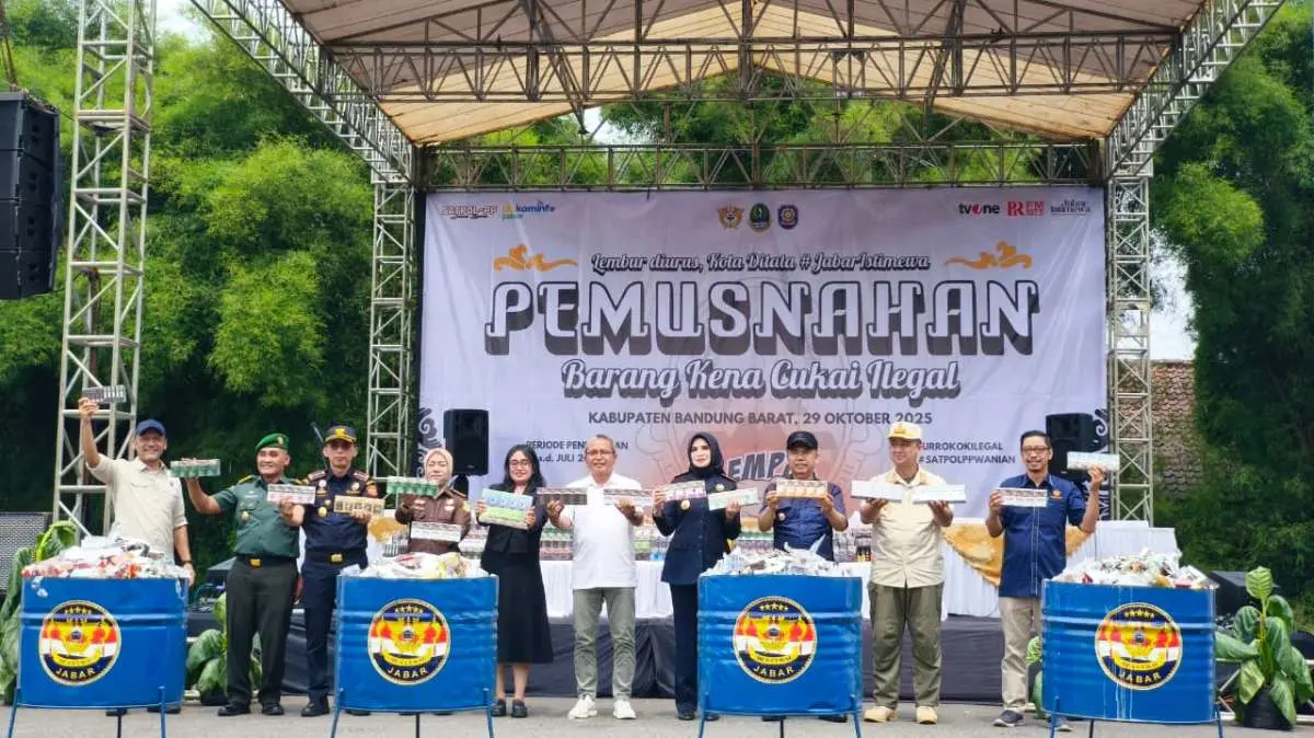 Pemerintah Provinsi Jawa Barat bersama Kantor Wilayah Direktorat Jenderal Bea dan Cukai Jawa Barat melakukan pemusnahan barang kena cukai ilegal di kawasan Kota Baru Parahyangan, Padalarang, Kabupaten Bandung Barat, Rabu (29/10/2025).