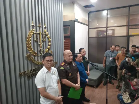 Wakil Wali Kota Bandung Diperiksa Kejari Kota Bandung Kepala Kejaksaan Negeri Kota Bandung Irfan Wibowo memberi keterangan pers terkait penanganan dugaan tindak pidana korupsi dalam penyalahgunaan kewenangan pada pemerintahan daerah Kota Bandung tahun 2025 di Kantor Kejaksaan Negeri Kota Bandung, Kamis (30/10/2025) malam. (avila/koranmandala)