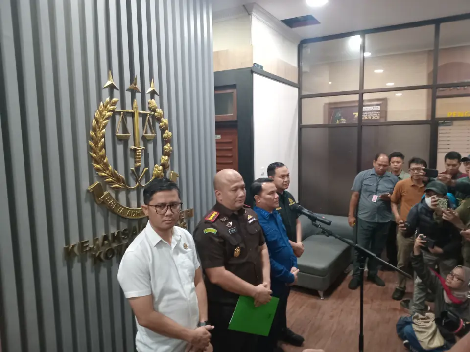 Kepala Kejaksaan Negeri Kota Bandung Irfan Wibowo memberi keterangan pers terkait penanganan dugaan tindak pidana korupsi dalam penyalahgunaan kewenangan pada pemerintahan daerah Kota Bandung tahun 2025 di Kantor Kejaksaan Negeri Kota Bandung, Kamis (30/10/2025) malam. (avila/koranmandala)