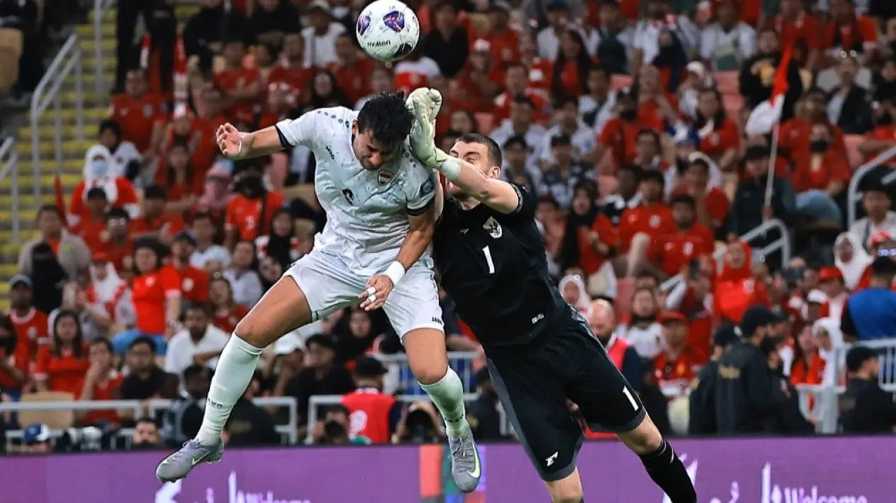 Penjaga gawang Indonesia Marteen Paes berjibaku dengan pemain Irak dalam laga di Stadion King Abdullah Sports City, Jeddah, Minggu (12/10/2025) dini hari WIB, Irak menang tipis 1-0 berkat gol tunggal Zidane Iqbal. (istimewa)