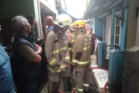 Petugas pemadam kebakaran melakukan pemadaman akibat meledaknya gas elpiji 3 kilogram di Gang H Mansur, Babakan Sari, Kecamatan Kiaracondong, Kota Bandung, Jumat (17/10/2025). (istimewa)