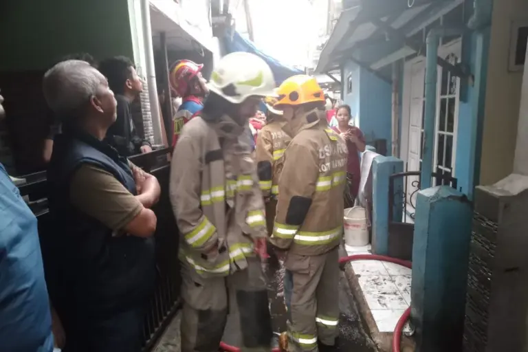 Petugas pemadam kebakaran melakukan pemadaman akibat meledaknya gas elpiji 3 kilogram di Gang H Mansur, Babakan Sari, Kecamatan Kiaracondong, Kota Bandung, Jumat (17/10/2025). (istimewa)