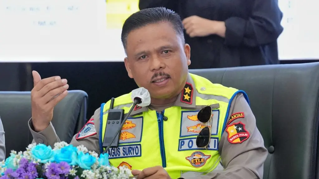 Kepala Korlantas Polri Irjen Agus Suryonugroho saat meninjau agenda Implementasi Electronic Traffic Law Enforcement (ETLE)di Mapolrestabes Bandung, Jawa Barat, Rabu (22/10/2025).