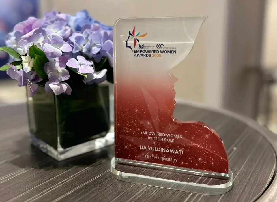Empowered Women Awards 2025 yang didapatkan Lia Yuldinawati Telkom University