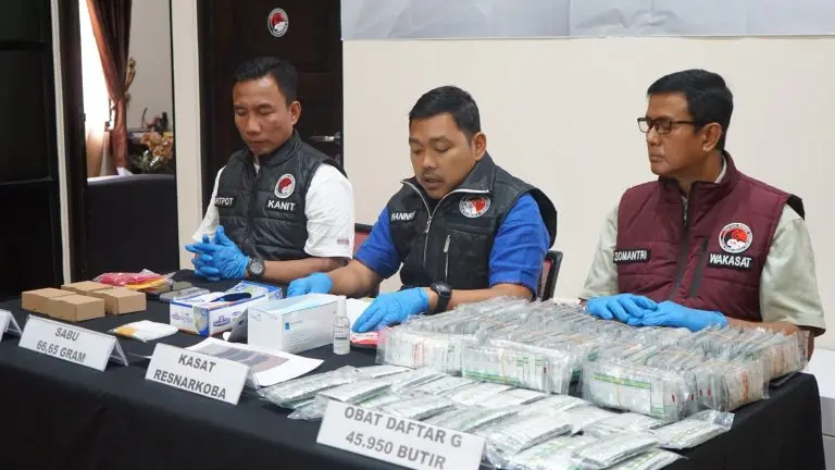 Satuan Reserse Narkoba Polres Metro Bekasi mengungkap kasus peredaran narkoba jenis sabu dan obat daftar G selama periode September 2025. 