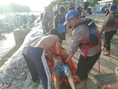 Polairud Polres Garut Berhasil Temukan Korban Tenggelam di Pantai Karangpapak Polisi bersama relawan dan nelayan berhasil menemukan Faujan (19), wisatawan asal Kabupaten Bandung, yang terseret arus laut di Pantai Karangpapak, Kecamatan Cikelet, Kabupaten Garut, Sabtu (4/10/2025).