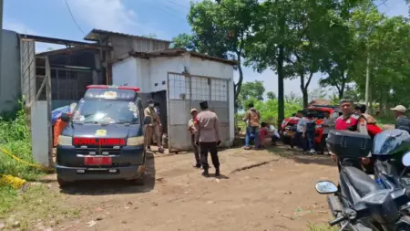 Pria Ditemukan Tewas Bersandar Depan Pagar Bengkel Polisi melakukan olah TKP penemuan mayat di Kampung Lembang Dua, Desa Bojongsari, Kecamatan Bojongsoang, Kabupaten Bandung, Sabtu (4/10/2025).